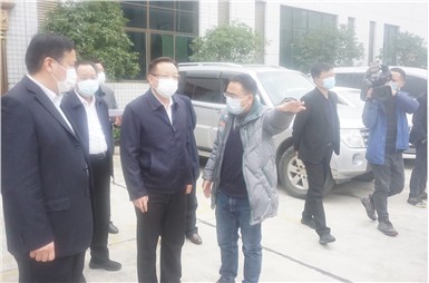 懷化市市長雷紹業(yè)一行蒞臨我司指導(dǎo)醫(yī)用防護服、醫(yī)用口罩生產(chǎn)情況